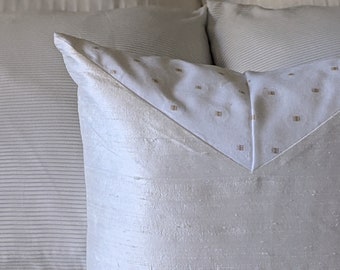 Oreiller en soie blanche avec touches dorées | Coussin décoratif en soie blanche pour une chambre au calme | Coussin décoratif blanc et doré