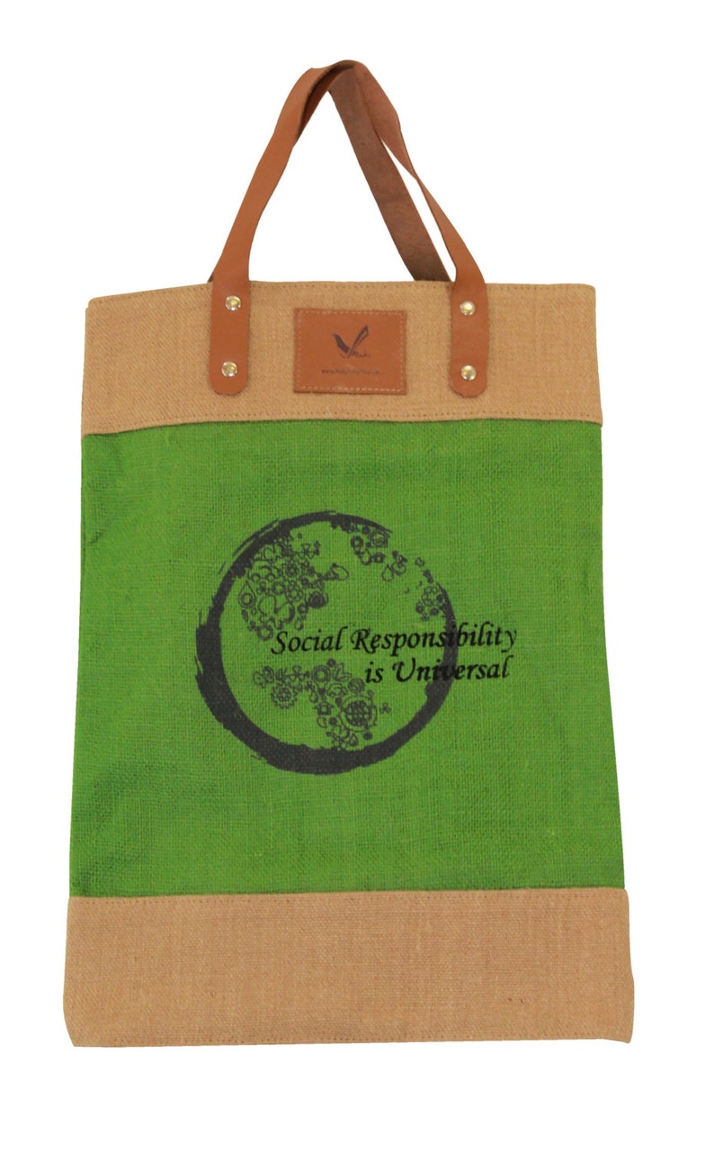 Puede incluir: Una bolsa de tela verde y marr&oacute;n con asas de cuero. La bolsa tiene un dise&ntilde;o circular con el texto "Social Responsibility is Universal".