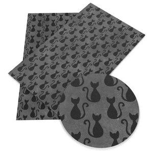 Peut inclure: Trois feuilles de papier gris avec un motif r&eacute;p&eacute;t&eacute; de silhouettes de chats noirs. Un gros plan circulaire montre le motif du chat en d&eacute;tail. Les chats ont des queues courb&eacute;es et sont orient&eacute;s diff&eacute;remment.