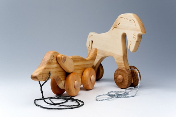 車輪の付いた木製の犬、木製のダックスフント、車輪の付いたおもちゃ 