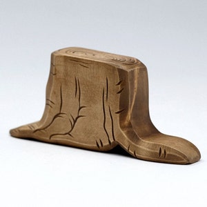 Peut inclure: Sculpture en bois d'une souche d'arbre avec une texture sculpt&eacute;e d&eacute;taill&eacute;e. La souche est de couleur marron et a une finition en bois naturel.