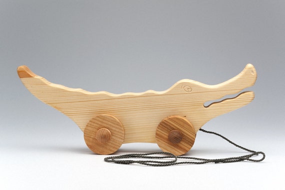 木製おもちゃのワニ - 木彫り - 車輪付き引っ張るおもちゃ - お子様へ