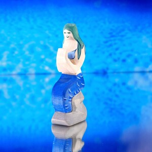 Figuras de sirena - Juguete de sirena - Inspirado en Waldorf - Regalo para niños - Figura de juguete de madera hecha a mano - Sirenita sentada - Dadakacraft