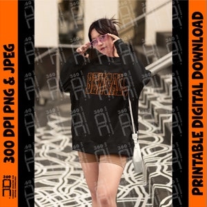 Puede incluir: Sudadera negra con la palabra "BENGALS" en letras naranjas. La imagen muestra a una persona que lleva la sudadera. La imagen tambi&eacute;n incluye el texto "300 DPI PNG & JPEG" y "PRINTABLE DIGITAL DOWNLOAD" en naranja y negro.