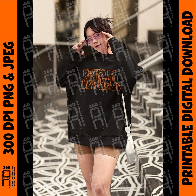 Puede incluir: Sudadera negra con la palabra "BENGALS" en letras naranjas. La imagen muestra a una persona que lleva la sudadera. La imagen tambi&eacute;n incluye el texto "300 DPI PNG & JPEG" y "PRINTABLE DIGITAL DOWNLOAD" en naranja y negro.