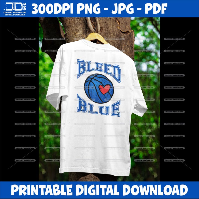 Puede incluir: Camiseta blanca con un bal&oacute;n de baloncesto azul y un coraz&oacute;n rojo. El texto "BLEED BLUE" est&aacute; impreso en azul en la camiseta.