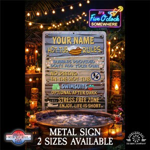 Könnte beinhalten: Metallschild mit einem Whirlpool-Motiv. Das Schild lautet "Your Name Hot Tub Rules" mit humorvollen Regeln. Das Schild ist von Tiki-Fackeln, Lichterketten und einem Whirlpool umgeben. Auf dem Schild steht "It's Five O'Clock Somewhere".