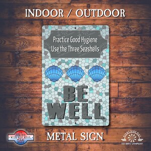 Puede incluir: Letrero de metal con el texto "Practice Good Hygiene Use the Three Seashells" y "Be Well". El letrero presenta gráficos de conchas marinas azules y un fondo de mosaico. El letrero está recubierto con rayos UV y fabricado en EE. UU.