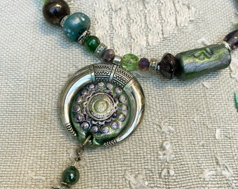 Collier mi-long pendentif argenté et polymère mix perles verre et polymère vert grisé-violet-argent collier bohème baroque