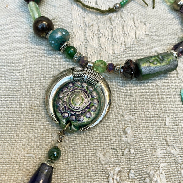 Collier mi-long pendentif argenté et polymère mix perles verre et polymère vert grisé-violet-argent collier bohème baroque