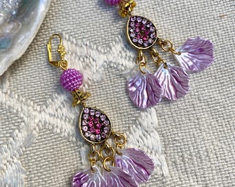 Petites boucles fantaisie bohème connecteur métal doré et strass pétales fleurs rose-mauve-or boho-chic