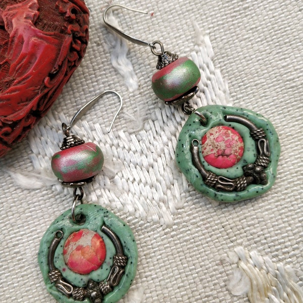 Boucles d'oreilles jaspe métal argenté polymère boucles bohème ethniques boho-chic vert grisé-corail