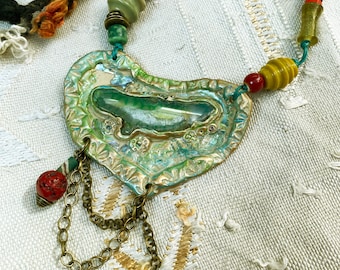 Collier de déclaration joli coeur pendentif polymère et agate grosses perles népalaises soie vert-rouge collier rustique