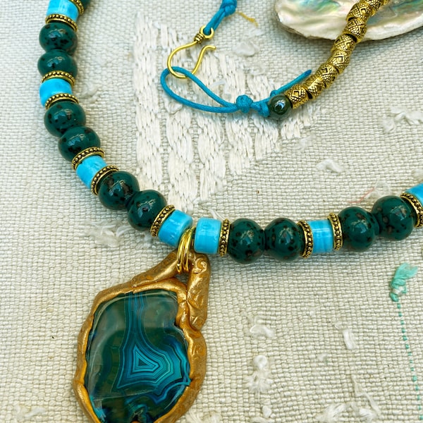 Collier mi-long pendentif agate émeraude incrustée dans polymère perles céramique canard perles tibétaines turquoise collier ethnique boho