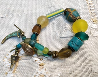 Boho armband, etnische, rustieke, commerciële parels, Tibet parels, groen-geel, 1 rij, knoopsluiting, bronzen bedels, etnische sieraden
