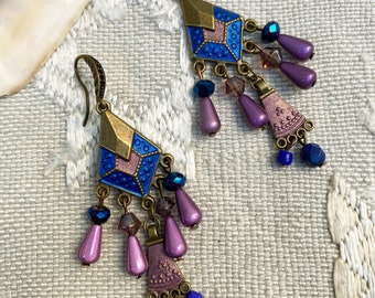 Petites Boucles ethniques connecteur bronze teint breloques os perles verre et résine bleu-mauve-bronze boucles tribales