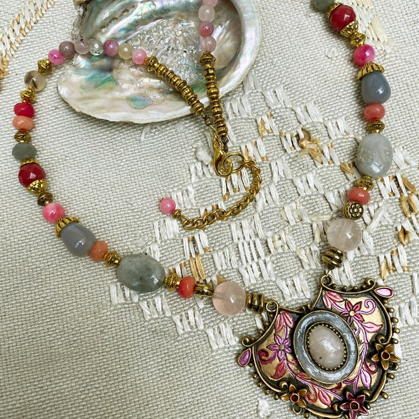 Collier shabby-chic à pendentif bronze peint cabochon polymère perles quartz jade agate jaspe collier baroque bohème retro rose-saumon-gris