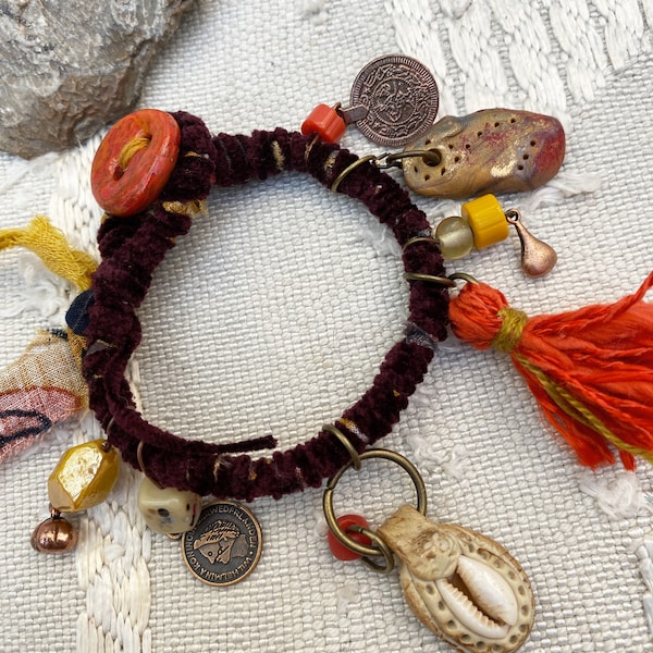 Bracelet boho-gypsy ethnique rustique lanière velours bouton moult breloques tassel 1 rang bordeaux-orange-jaune