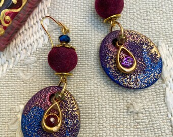 Boucles perle velours pendant polymère texturée et patinée breloque dorée avec strass boucles bohèmes violet-bleu-or