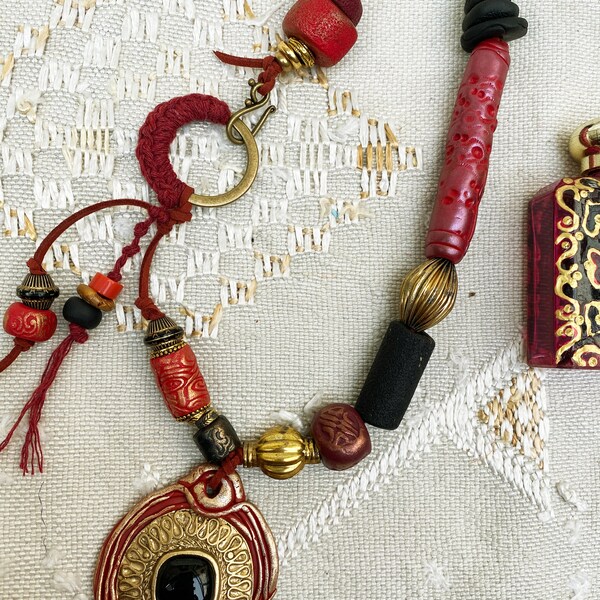 Collier-sautoir asymétrique pendentif byzantin avec cabochon perles polymère cuir rouge-noir-or collier ethnique rustique boho