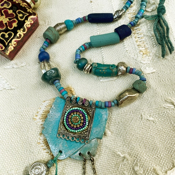 Collier sautoir à pendentif polymère incrustée pendant kuchi perles indiennes argentées collier rustique ethnique boho céladon-bleu-argent