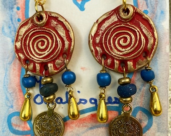 Grote getextureerde en gepatineerde polymeer schijfkandelaaroorbellen, rood-blauw-gouden etnische boho-oorbellenbedels