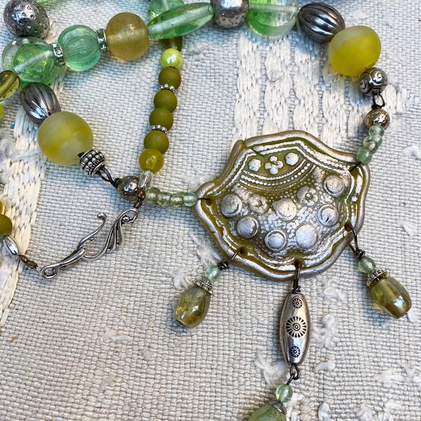 Collier à pendentif pendentif polymère grosses perles argentées perles de verre vert eau-anis  collier bohème collier indien boho-chic