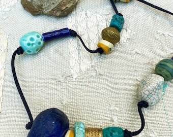 Grote gerecycleerde glazen kralen ketting uit Ghana Afrikaanse kralen keramische kralen lederen indigo-groen-gele rustieke boho etnische ketting