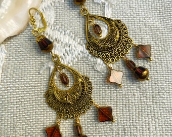 Boucles Renaissance style baroque connecteur doré finement travaillé perles verre tchèque rose et miel