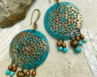 Boucles d'oreilles disque dentelle Chandeliers en résine et breloques boucles gypsy tribales indiennes turquoise et cuivre Création unique