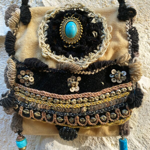 Pendentif pochette sac médecine petit sac à secret art textile boho amulettes collier ethnique suédine passementerie laine perles bouton