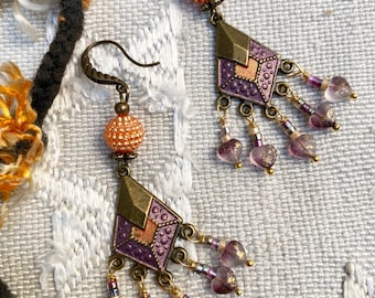 Petites Boucles bohèmes connecteur bronze teint breloques coeur perles verre et résine orange-mauve-bronze