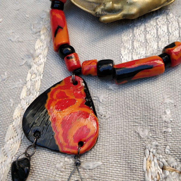 Collier de déclaration pendentif et perles polymère mokume gane grosses perles verre opaque breloques onyx noir-rouge Création unique