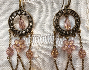 Longues boucles bohèmes shabby victoriennes chandelier filigrané bronze jolies perles rose fané fines chaînes