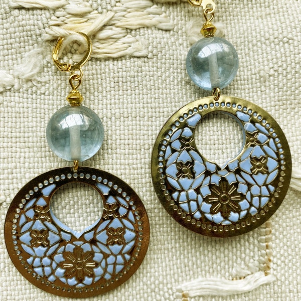 Boucles shabby créoles romantiques pendant doré filigrané incrusté de polymère perle verre boucles bohèmes bleu clair-or