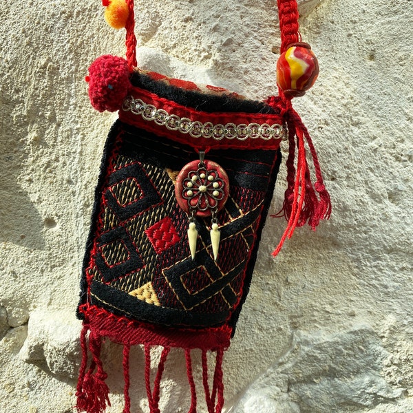 Pendentif pochette cousu main pure laine brodée médaillon galon perles crochet sac à secret collier textile style ethnique bohème noir-rouge