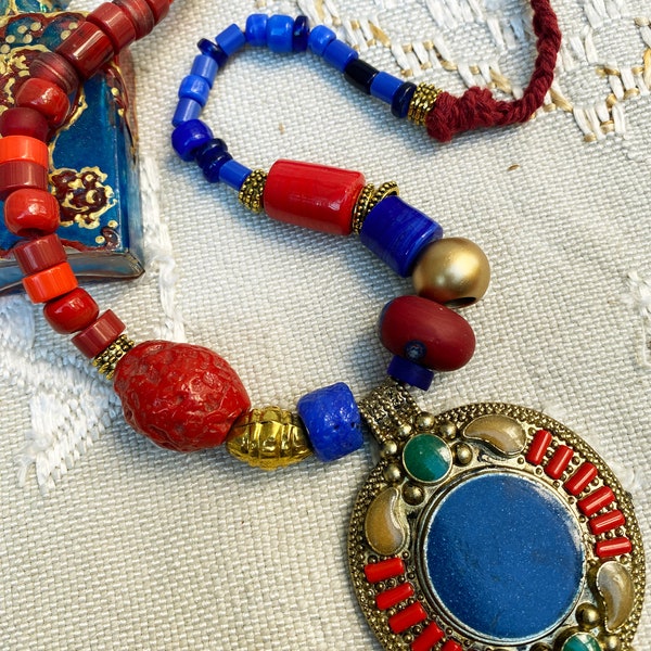 Collier de déclaration ethnique pendentif népalais émaillé grosses perles tibétaines perles commerce millefiori métal doré rouge-bleu-or