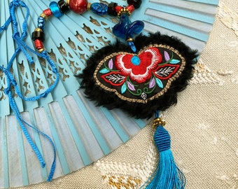 Collier-sautoir orientalisant applique brodée fourrure astrakan tassel soie perle Murano perles rouge-bleu-noir collier ethnique