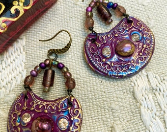 Boucles bohèmes boucle de perles qui soutient un disque en polymère texturée et patinée avec perle de rivière et strass ethniques boho-chic