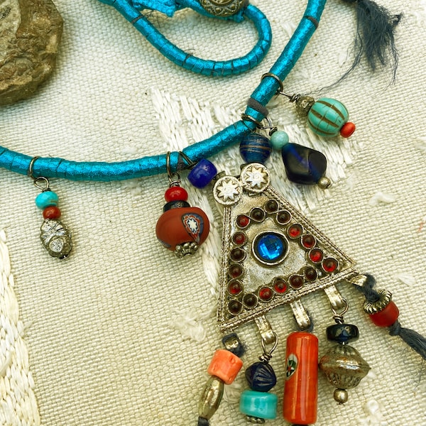 Collier tribal afghan pendentif kuchi ancien collier de déclaration perles tibétaines perles commerce africain lanière soie boho-chic