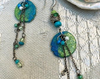 Boucles longues perle argentée à cabochon pendant polymère texturée et patinée chaînes emperlées boucles bohèmes ethniques bleu-anis-argent