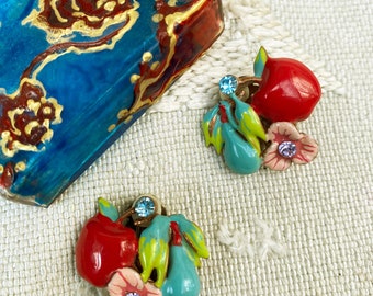 Adorables clips petites boucles printanières bohèmes cérise et fleur émaillées multicolores vintage très bon état