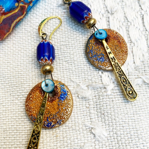 Boucles longues perle chevron pendant polymère texturée et patinée breloque dorée nacre boucles bohèmes ethniques bleu-ocre-or