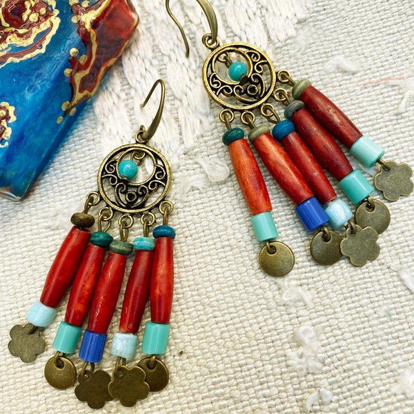 Petites Boucles ethniques connecteur laiton breloques os perles verre sequins rouge-bleu boucles tribales