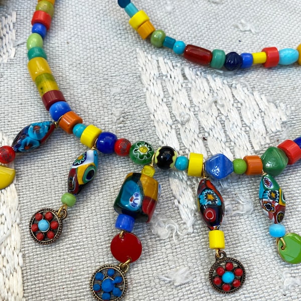 Collier gypsy perles du commerce vénitien millefiori perles verre multicolores 5 breloques collier bohème ethnique hippie
