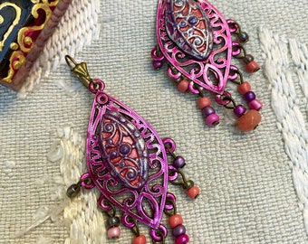 Boucles chandeliers métal peint avec incrustation de polymère peinte et patinée breloques perles jade boucles bohème indiennes saumon-fushia