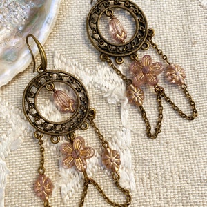 Longues boucles bohèmes shabby victoriennes chandelier filigrané bronze jolies perles rose fané fines chaînes image 2