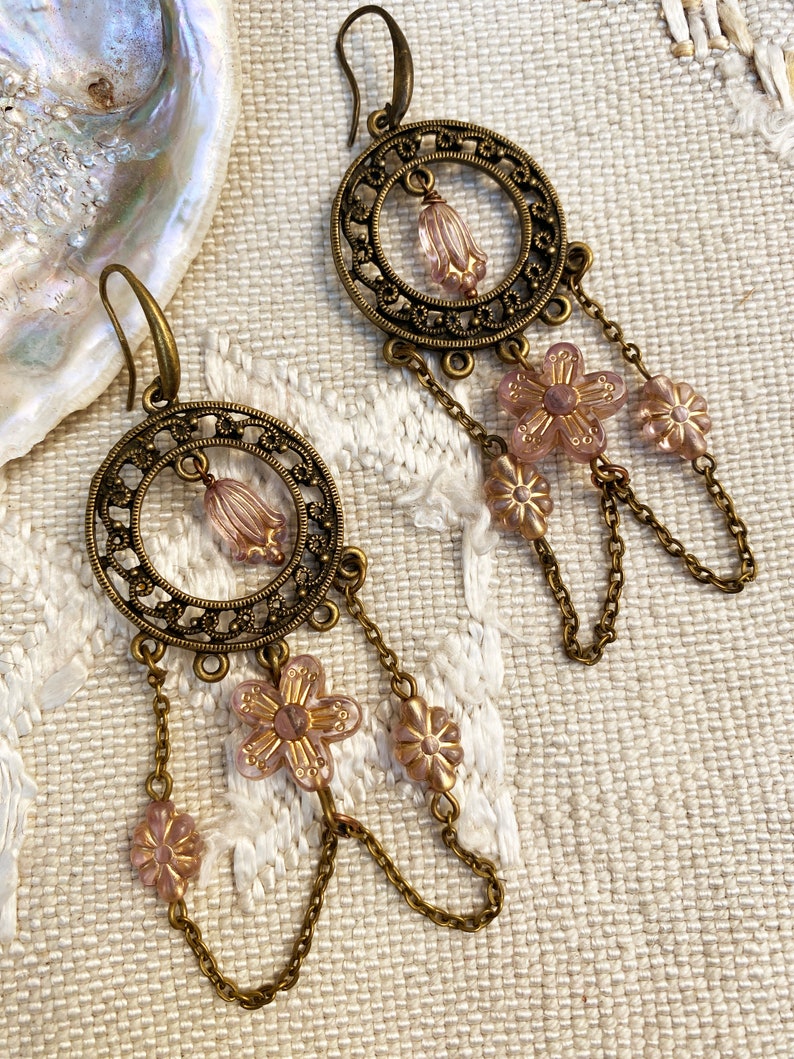 Longues boucles bohèmes shabby victoriennes chandelier filigrané bronze jolies perles rose fané fines chaînes image 2