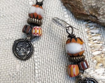 Kleine krullen boho mooie parels van de Afrikaanse handel parels chevrons charms kuchi rustieke tribal etnische lussen