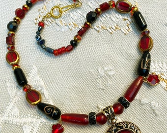 Collier chic pendentif émail et cabochon de verre perles Murano et tchèques rouge-noir-or